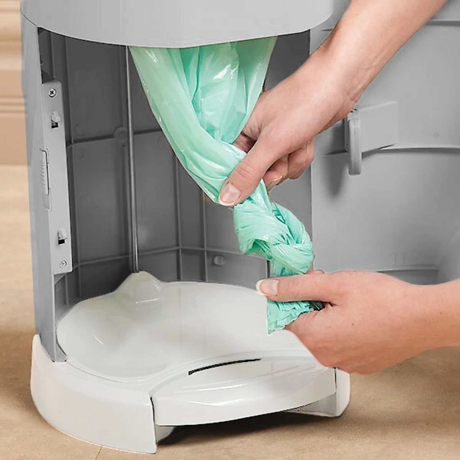 Litter Champ Premium Odor-Free Cat Litter Waste Disposal System, Grey 9 Litter Champ Premium Odor-Free Cat Litter Waste Disposal System, Grey - Image 7