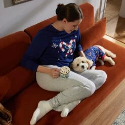 Frisco Snowy Nights Unisex Adult Pajama Jersey Top -Furry Friends 358359 PT3. AC SS1800 V1661800346